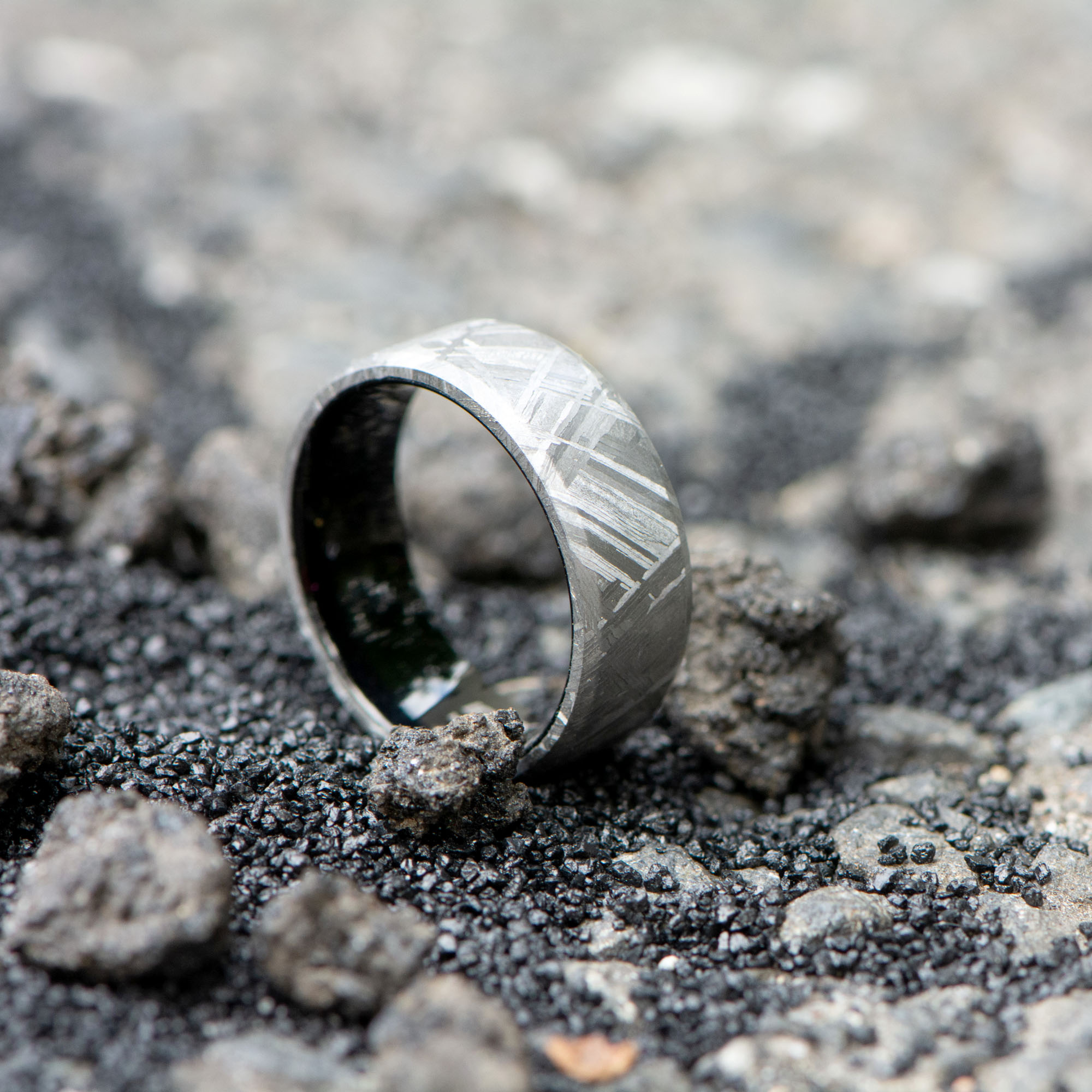 4mm Meteorite Inlay Black Plated Hammered Ring Image 5 Ken Walker Jewelers Gig Harbor, WA